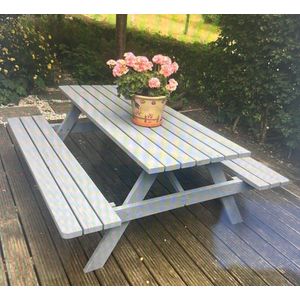 Mesa Ghost de exterior con bancos incorporados