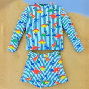 CONJUNTO REMERA MANGA LARGA + SHORT ´ROTECCION SOLAR UV. RAYAS CELESTES CON DINOS